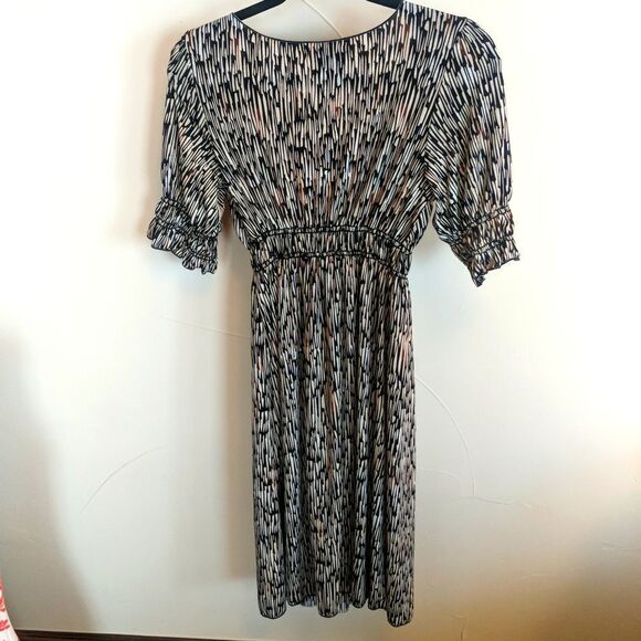 Max Edition V-neck dress - Picture 6 of 9